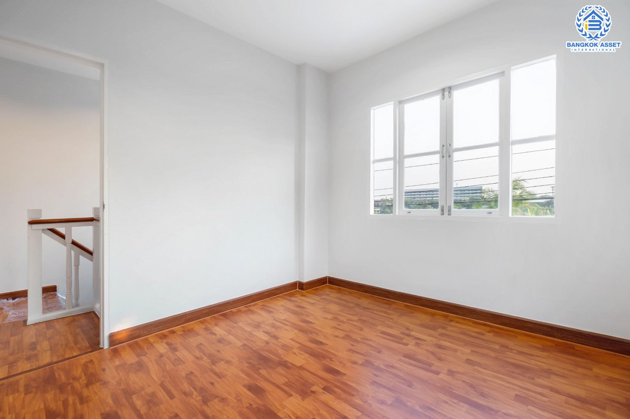 บ้านมือสองตกแต่งใหม่ คุณภาพแบรนด์ LH ม.ชลลดา บางใหญ่-เซ็นทรัลเวสต์เกต เนื้อที่ 52.5 ตร.ว. ฟังก์ชั่น 4 ห้องนอน(มีห้องนอนชั้นล่าง) 2 ห้องน้ำ Facilities ครบครัน พร้อมทุกการเข้าอยู่ บนทำเลเดินทางสะดวก ใกล้ ถ.กาญจนาภิเษก และเพียง 10 นาทีถึงรถไฟฟ้า "สถานีคลองบางไผ่"